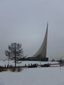 Das unterirdisch liegende Raumfahrtmuseum mit der Raketensäule